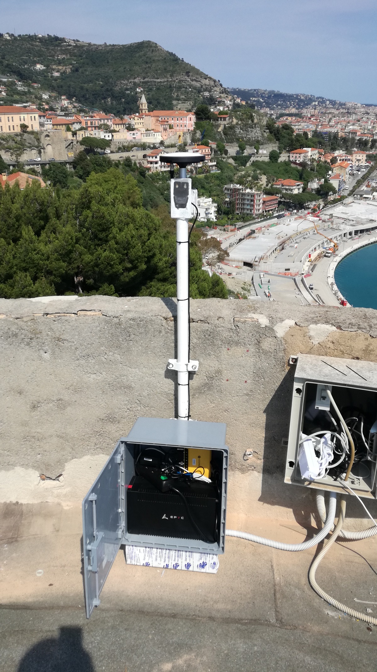 Stazioni GNSS a basso costo per il calcolo del vapore acqueo in atmosfera: installazione a Ventimiglia
