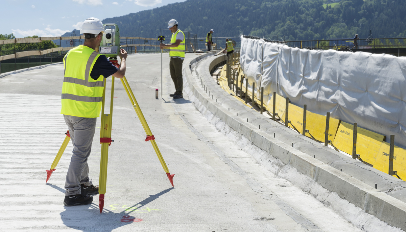 Figura 1: Rilievo topografico standard per due persone con una stazione totale manuale Leica FlexLine TS10.